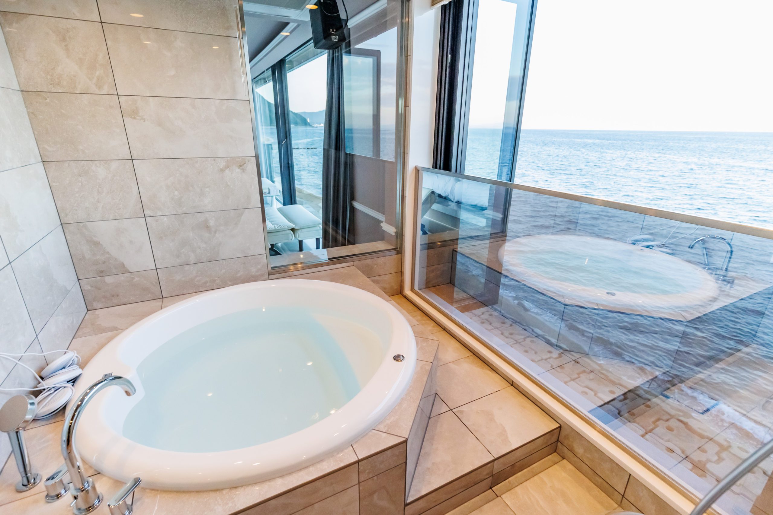 全面ガラス張りの浴室、海を眺めながら入浴できる